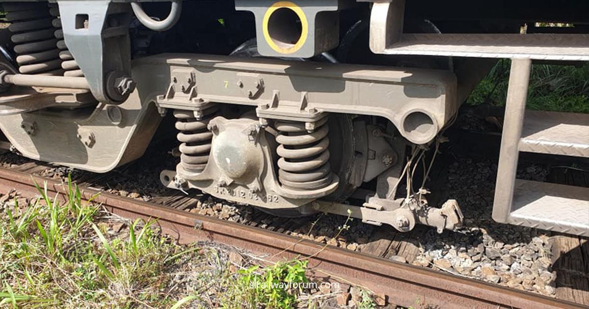 Podi Manike Express Train Derailed